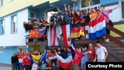 Каледжы аб’яднанага сьвету. Першае пакаленьне студэнтаў каледжу ў Мостары