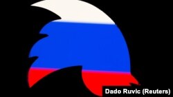 Логото на Твитер со руското знаме. Илустрација. 