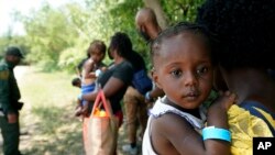 Venezuelai menekültek Texasban, közel a mexikói határhoz, 2021. június 15-én