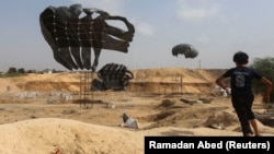 Bota lëshon ndihma nga ajri për ta lehtësuar zinë e bukës në Gazë