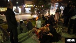 چهارشنبه گذشته برخی ساکنان تهران از بیم زلزله شب را در خیابان سپری کردند
