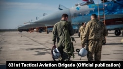 Українські військові льотчики поруч з винищувачами Су-27