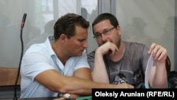 Адвокат Валентин Рибін і екс-перекладач Володимира Гройсмана Станіслав Єжов у суді, Київ, 2 липня 2019 року