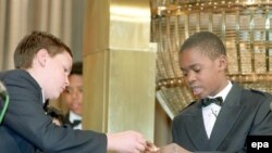 Размер неизбежных трат, разумеется, зависит от учебного заведения, которое посещает ребенок. Дороже всего отправить ребенка в светскую частную школу