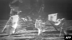 Перші кроки людини по Місяцю