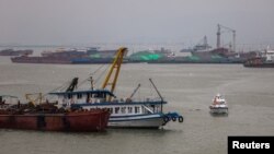 Кырсыктаган кемени жээкке чыгаруу учуру. 