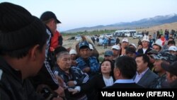 Митингующие пришли к подстанции "Тамга", чтобы отключить электроснабжение Кумтора. 31 мая 2013 года