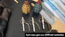 Під час огляду у чоловіка виявили дві гранати Ф-1 та три запали до них. Боєприпаси вилучили