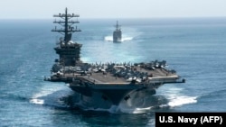 A USS Nimitz és mögötte a USS Philippine Sea halad formációban a Hormuzi-szorosban, 2020. szeptember 18-án.