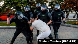 Силовики б'ють протестувальника у Мінську одразу після виборів президента