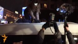 Тетяна Чорновол розбиває скло і проникає у мікроавтобус, з якого працівники СБУ стежили за мітингом опозиції