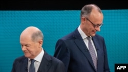 Lider nemačkih socijaldemokrata Olaf Šolc i lider konzervativaca Fridrih Merc pred predizborni tv duel, 23. februar 2025.