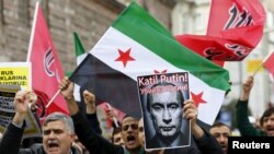 Demonstranți pro-islamiști la Ankara manifestînd împotriva bombardamentelor ruse în Siria