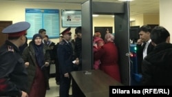 Шымкент қаласы әкімдігіне келіп, әкіммен кездесуді талап етіп тұрған аналар. 25 ақпан 2019. 