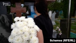 ევგენია ლასტოვეცკა ქმრის საფლავთან