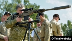 Ілюстративне фото. Президент України Петро Порошенко оглядає озброєння у навчальному центрі Національної гвардії, 26 липня 2014 року