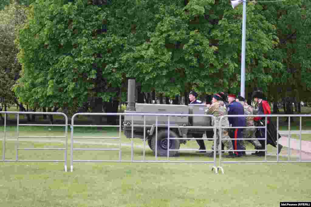 Везут полевую кухню