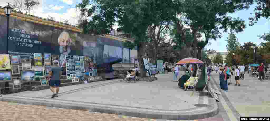 Частина території біля набережної представлена місцевим «Арбатом»