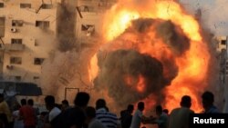 Palestinezët duke ikur pasi Izraeli sulmon një ndërtesë në Qytetin e Gazës më 7 shtator 2025. 