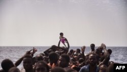 Жер ортолук деңизи аркылуу Европага жол тарткан мигранттар. 2016-жыл.