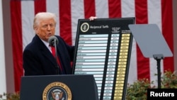 Președintele american Donald Trump prezintă modificarea tarifelor vamale în timpul unei conferințe de presă din februarie 2025