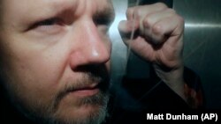 Зараз Джуліан Ассанж 50-тижневий термін у британській в’язниці за порушення умов звільнення під заставу