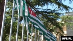 Стране нужны кардинальные изменения, Александр Анкваб вынужден согласиться с этим и пойти на какие-то контакты с Координационным советом политических партий и общественных организаций Абхазии