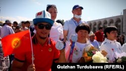 Токиодогу Олимп оюндарында күмүш байге алган Акжол Махмудов менен Айсулуу Тыныбекова. 7-август, 2021