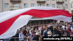 У Мінську затримували людей, які мали біло-червоно-білі прапори