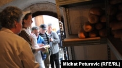 Sarajevo: Ljudi u redu ispred narodne kuhinje, april 2011. 