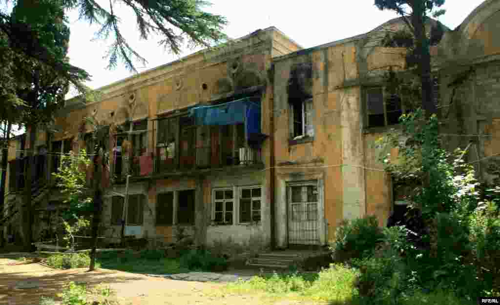 Во дворе много зелени – переселенцы говорят, что напоминает родные края.