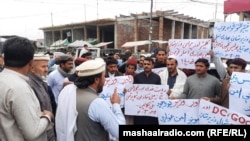 Түндүк Вазиристандагы бири-бирине кастарын тиккен эки урууну элдештирүүнү талап кылган жыйындын катышуучулары. Пакистан. 2020-жылдын 23-ноябры.