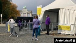 A koronavírus-tesztre felállított sátor a brüsszeli Diadalív közelében, 2020. október 23.