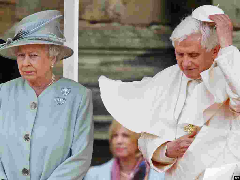 Sa engleskom kraljicom Elizabetom II papa Benedict susreo se u Edinburgu, septembar 2010. 