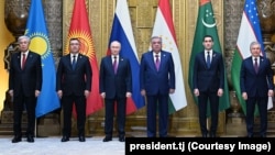 Очільники країн-учасниць саміту «Центральна Азія — Россия». В центрі керівник Росії Володимир Путін і президент Таджикистану Емомалі Рахмон. Душанбе. 9жовтня 2025 року