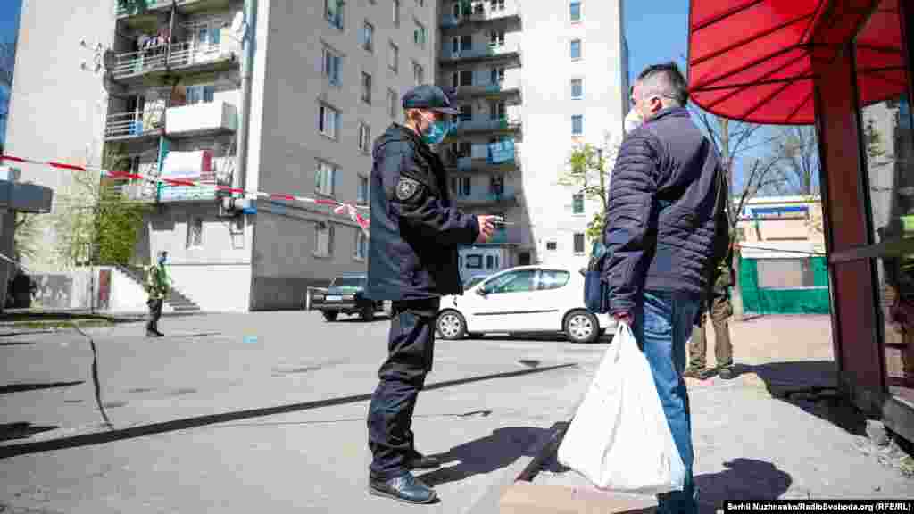 Знайомі принесли продукти, які передають через працівників поліції&nbsp;