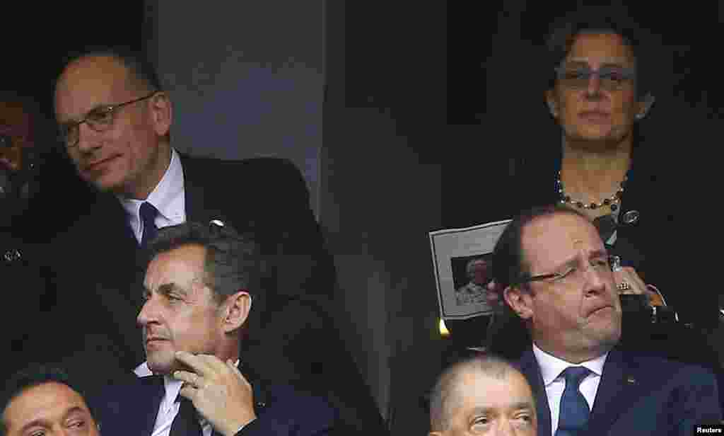 Bivši i aktualni francuski predsjednici, Nicolas Sarkozy i Francois Hollande na komemoraciji preminulom Nelsonu Mandeli, Johannesburg, 10. decembar 2013. Foto: REUTERS / Kai Pfaffenbach