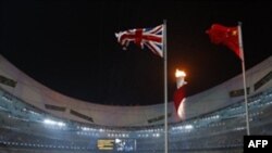Прапор Великобританії поруч з прапором Китаю на церемонії закриття Олімпіади.
Пекін, 24 серпня 2008 р.