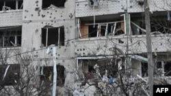 Правоохоронці збирають уламки та працюють із мешканцями постраждалих будинків, приймають від них заяви щодо пошкодження житла