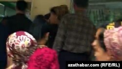 Очередь у продуктового магазина в Ашхабаде  