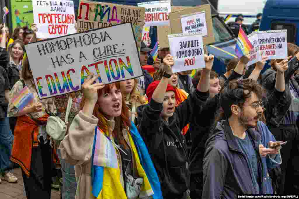 «Бунтуй! Кохай! Права не віддавай!», «Права людини завжди на часі!» – скандували гасла учасники Маршу рівності у Києві