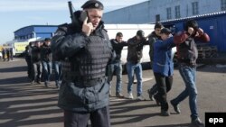 Орусия -- Бирюлеводогу окуядан кийин кармалган мигранттар. Москва, 14-октябрь, 2013.