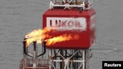 Semnul LUKoil pe o platformă maritimă din Marea Caspică. Firma este una din cele mai cunoscute ținte ale sancțiunilor americane.