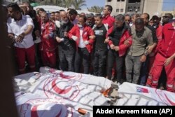 Кызыл жарым ай уюмунун каза тапкан парамедиктерин сөөктөрү Дейр ал-Балах ооруканасынан алынып чыккан учур. Газа, 31-март, 2025-жыл