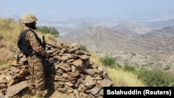 Як повідомив журналістам начальник місцевої поліції Абдул Самад Хан, двоє солдатів і стільки ж поліцейських були вбиті