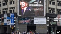 ნენსი პელოსის ბანერი ტაიბეის ერთ-ერთ შენობაზე. 3 აგვისტო, 2022 წ.