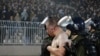Policija privodi nasilnike na utakmici Crvene zvezde i Partizana, Beograd