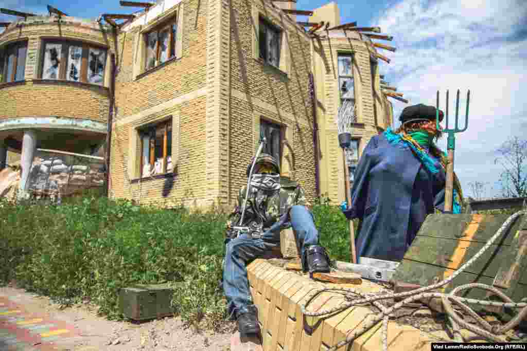 Манекени-&laquo;охоронці&raquo;, які встановили жартома