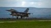 Avion de luptă F16 decolează de pe pista bazei aeriene Câmpia Turzii