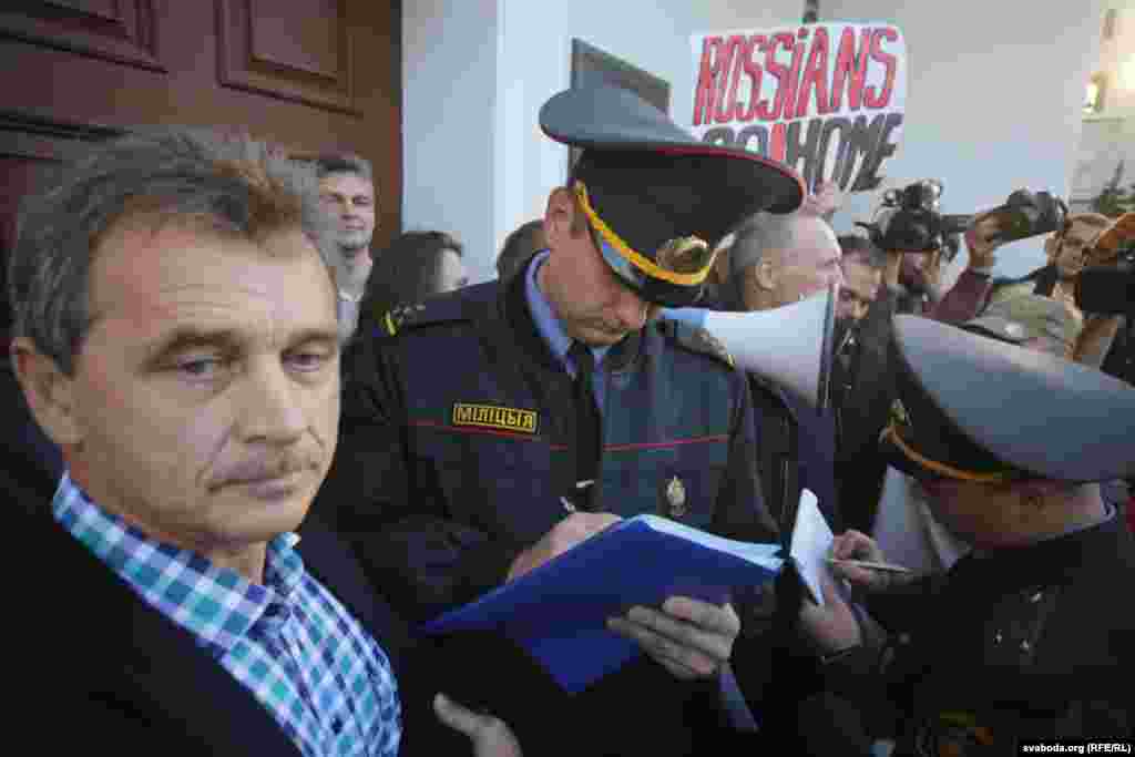 Міліція складає протокол про правопорушення. Мінськ, 4 жовтня 2015 року